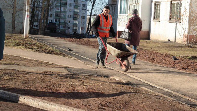 На контроле у мэра. Двор по улице Малышева, 40. 19 октября 2017 года