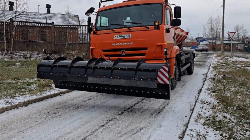 Дороги чистят и посыпают